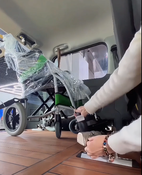 WHEELCHAIR TIE DOWN RESTRAIN SYSTEM